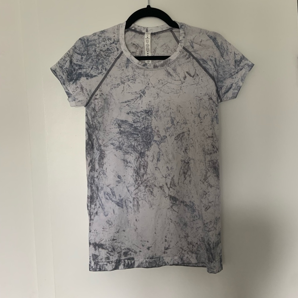 lululemon Swiftly Tech Short Sleeve 2.0  - size 8